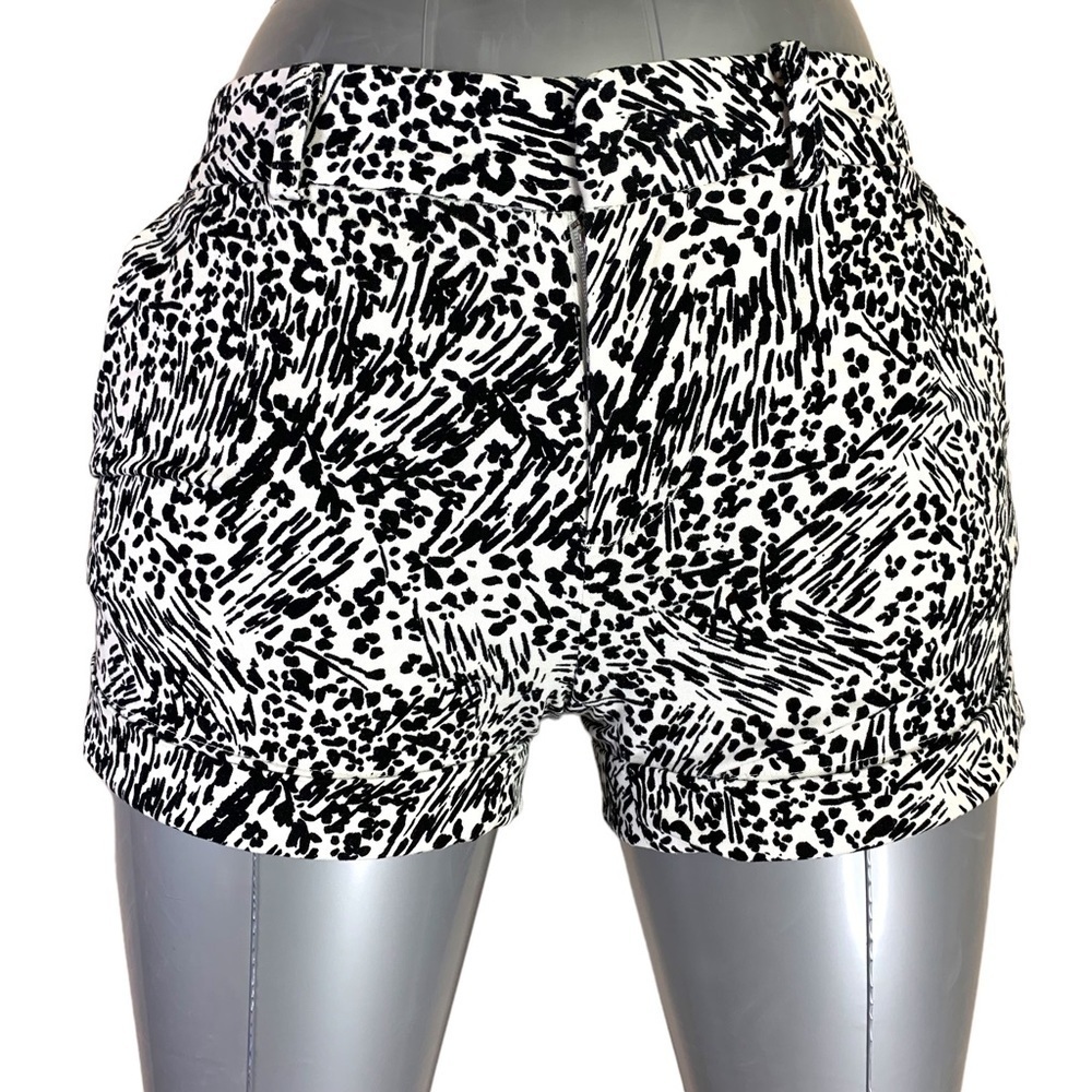 Size 2 DKNY Black White Animal Print Shorts Pockets Stretch XS